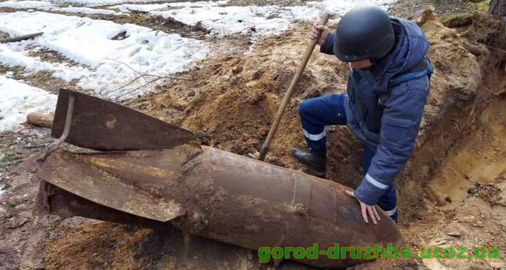 Піротехніки знешкодили авіаційну бомбу, знайдену лісниками під Неплюєвим